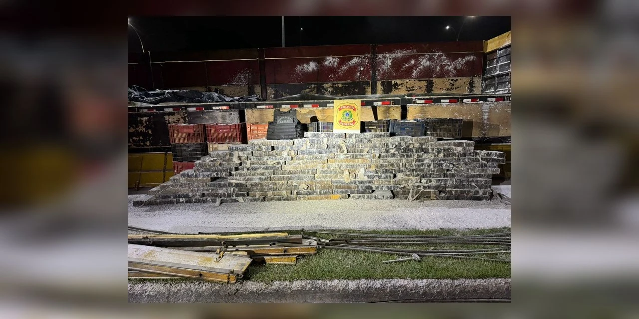 Polícia Federal apreende mais de 1,7 tonelada de maconha em fundo falso de caminhão no Paraná