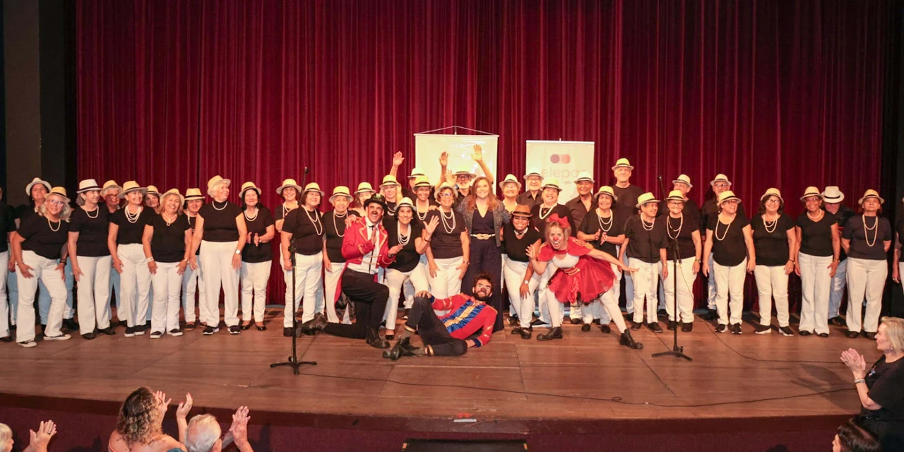 Evento do Estado para celebrar população idosa reúne mais de 400 pessoas no Teatro Guaíra