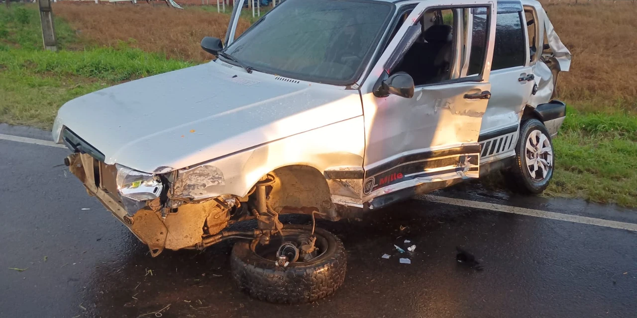 Colisão entre caminhão e automóvel na BR-373 deixa dois feridos