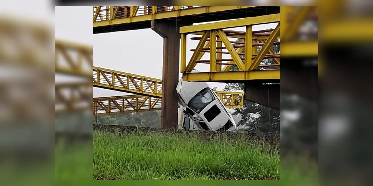 BMW fica em pé após capotamento na BR-376, em Ponta Grossa