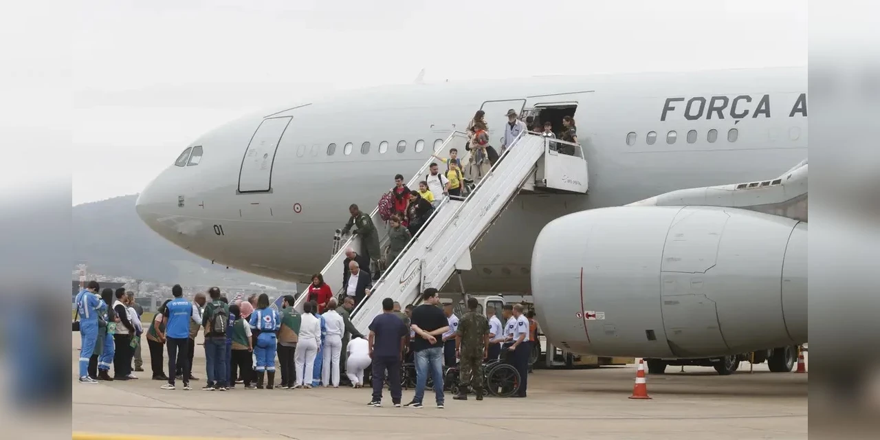 Décimo voo da FAB com 213 repatriados do Líbano chega a São Paulo