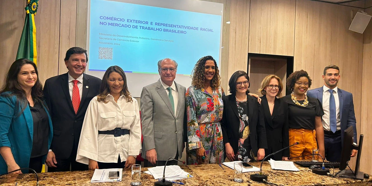 Governo Federal e ApexBrasil lançam programa e prêmio para ampliar e incentivar contratação, capacitação e promoção da população negra na área de comércio exterior