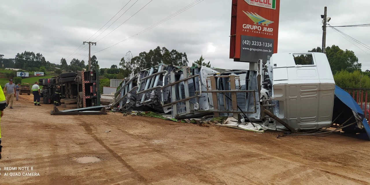 Caminhão tomba na PR-151 e motorista fica ferido