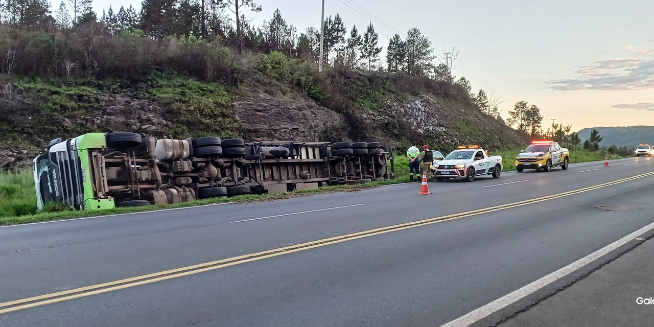 Caminhão tomba na PR-151 e deixa motorista ferido