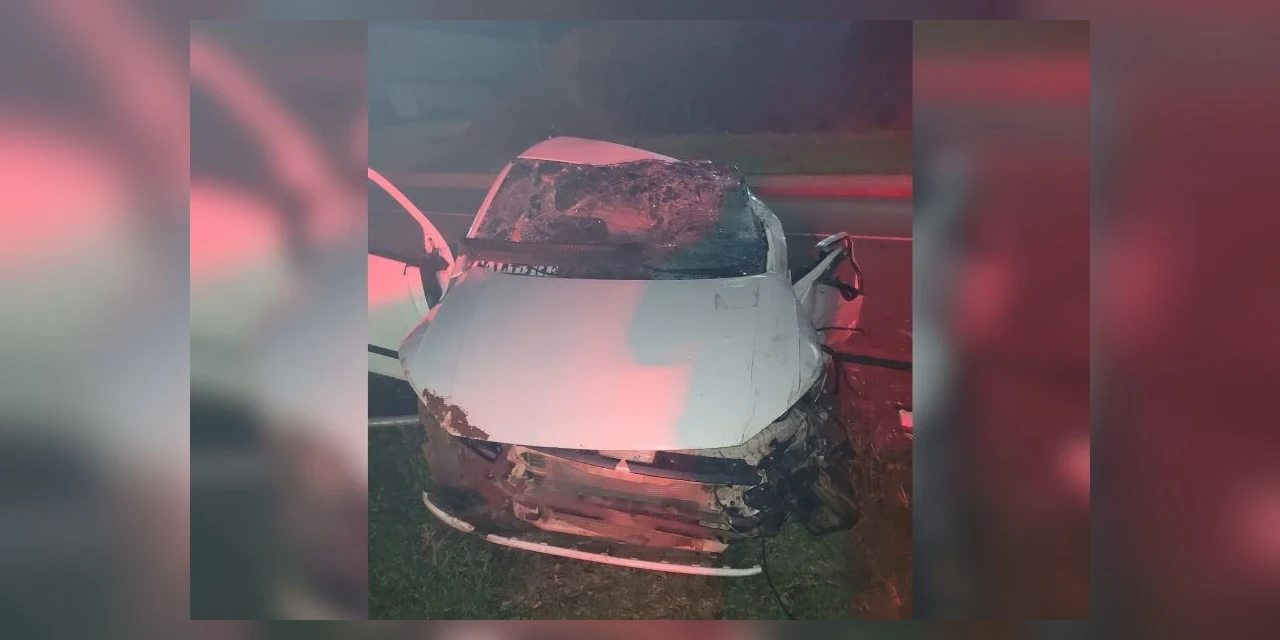 Colisão entre automóvel e carreta em rodovia da região deixa motorista ferido