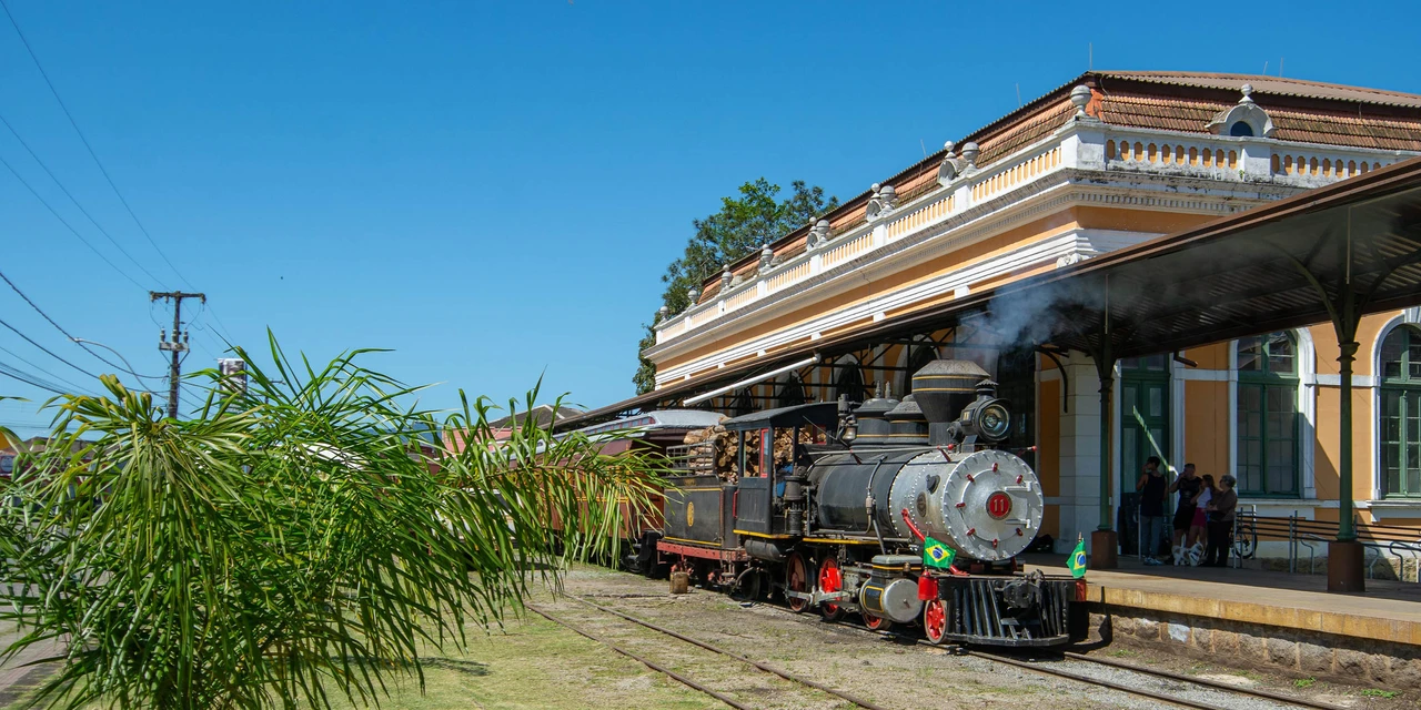 Gastronomia típica, música e cultura: passeio de trem é opção turística do verão paranaense
