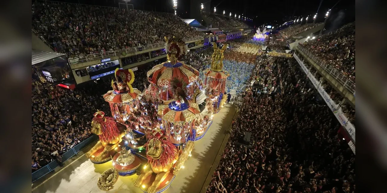 Desfile de escolas do Rio abre comemoração do Dia Nacional do Samba