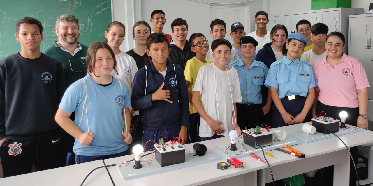 Escola de Guardas Mirins de Ponta Grossa recebe oficinas de eletricidade verde
