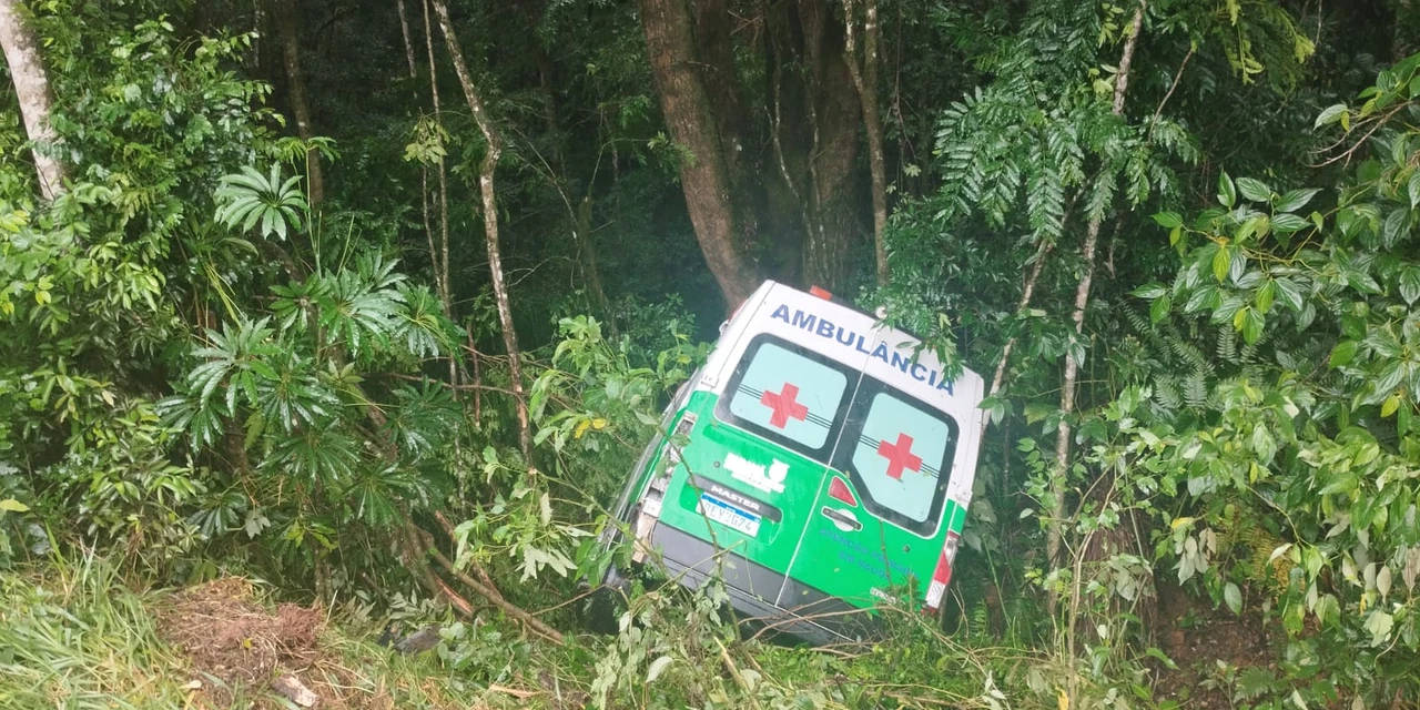 Motorista de ambulância perde controle de veículo e sofre acidente na PR-340