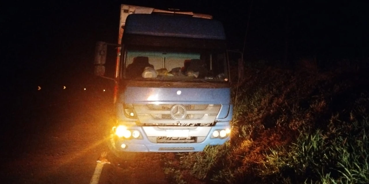 Caminhão colide contra barranco na PRC-466