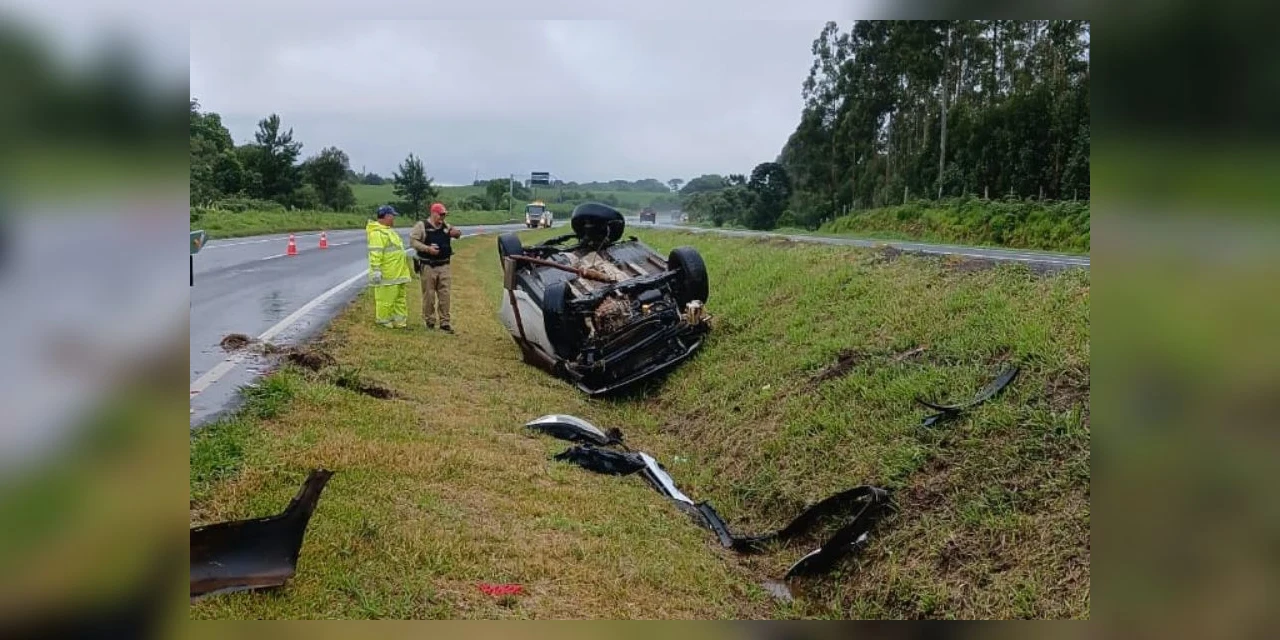 Veículo capota na PR-151 e deixa duas pessoas feridas