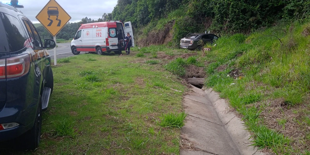 Veículo sai da pista, colide com barranco e mobiliza resgate aéreo na BR-376 em Tibagi