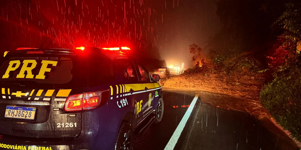 PRF interdita trecho da BR-277, em Guarapuava, por risco de deslizamento