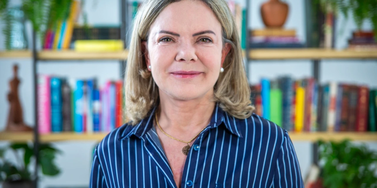 Exclusivo: Em entrevista ao Manhã Total, Gleisi Hoffmann critica taxa de juros e relembra ações do governo federal no PR