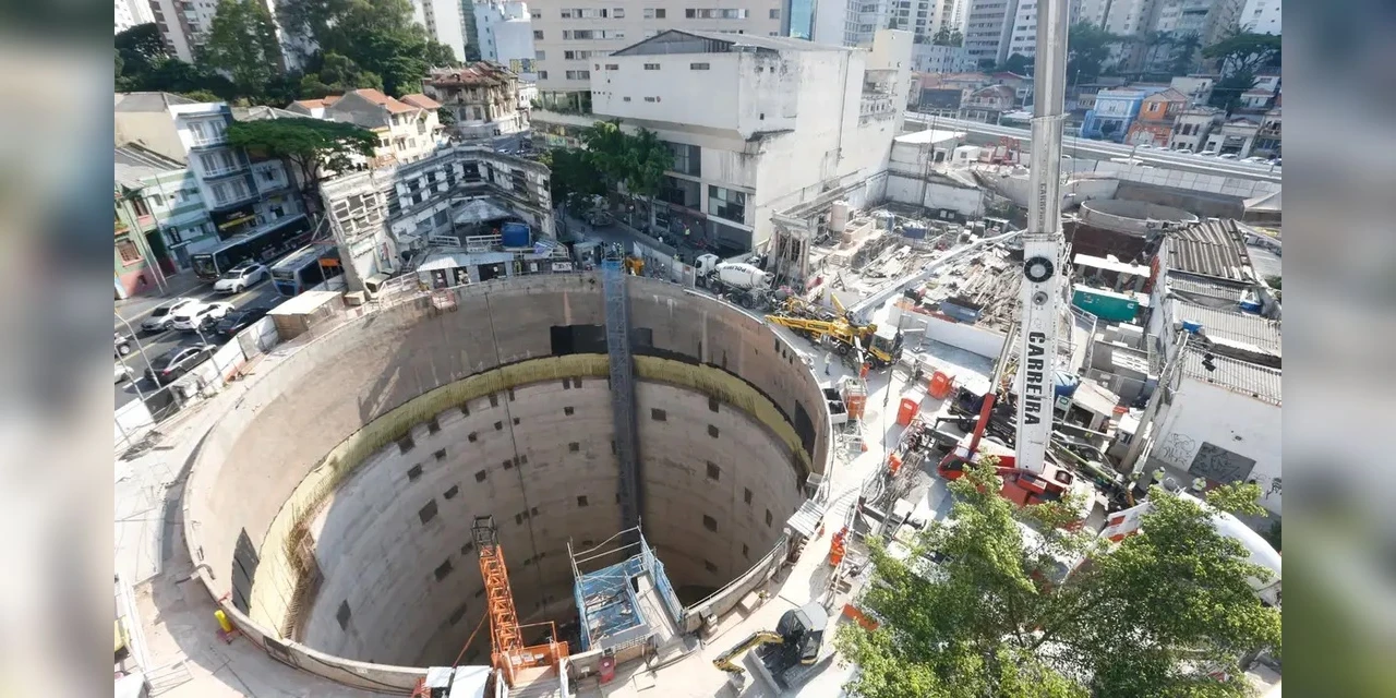 Desabamento abre cratera na Linha Laranja do Metrô de São Paulo