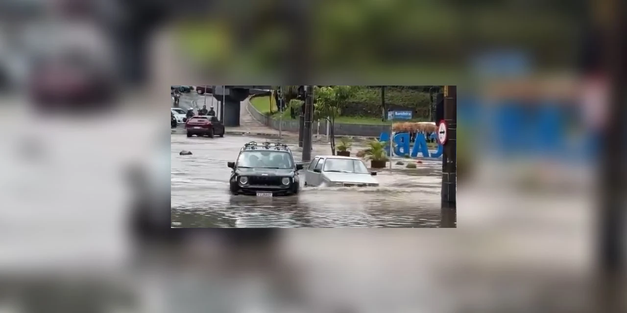 Vídeo de Fiat Uno "humilhando" Jeep Renegade em enchente viraliza nas redes sociais