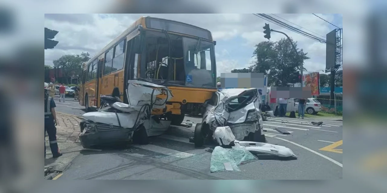 Ônibus desgovernado atinge dez veículos em Curitiba; uma pessoa morreu