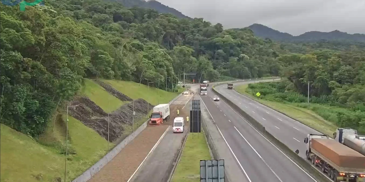 Vídeo: caminhão com falha mecânica acessa área de escape na BR-277