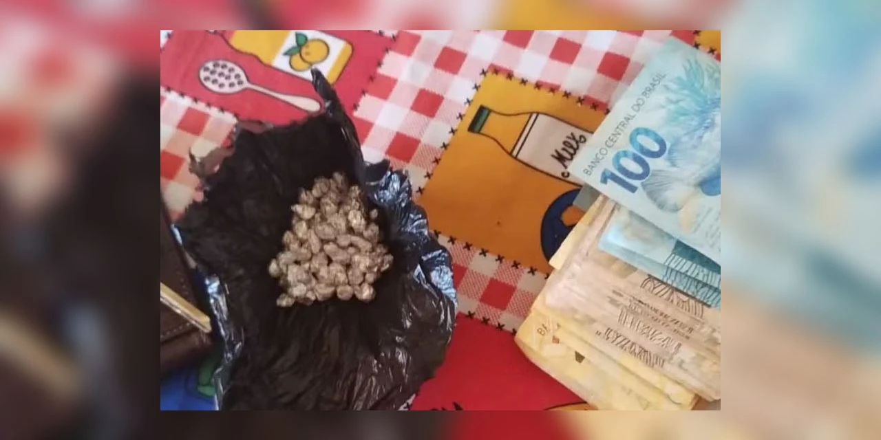 No PR, casal tenta esconder 71 pedras de crack em fralda do filho durante operação policial