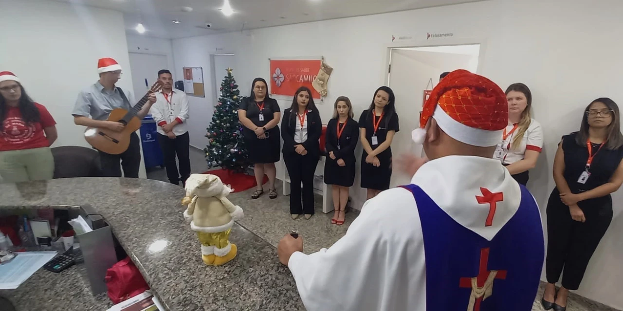 Crianças cantam músicas de Natal nas janelas de hospital na noite desta sexta