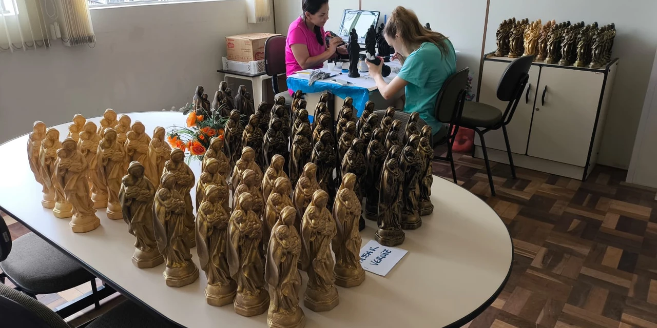 Diocese monta força tarefa para produzir imagens da Mãe da Divina Graça