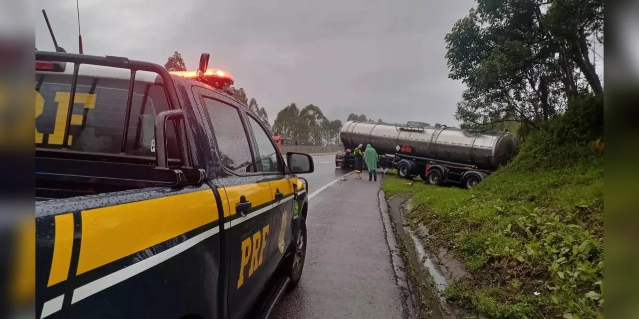 Colisão entre caminhão e carro na BR-277 termina com dois óbitos