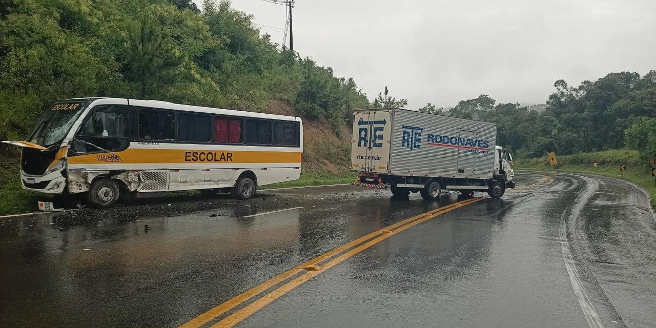 Ônibus escolar se envolve em acidente na região dos Campos Gerais