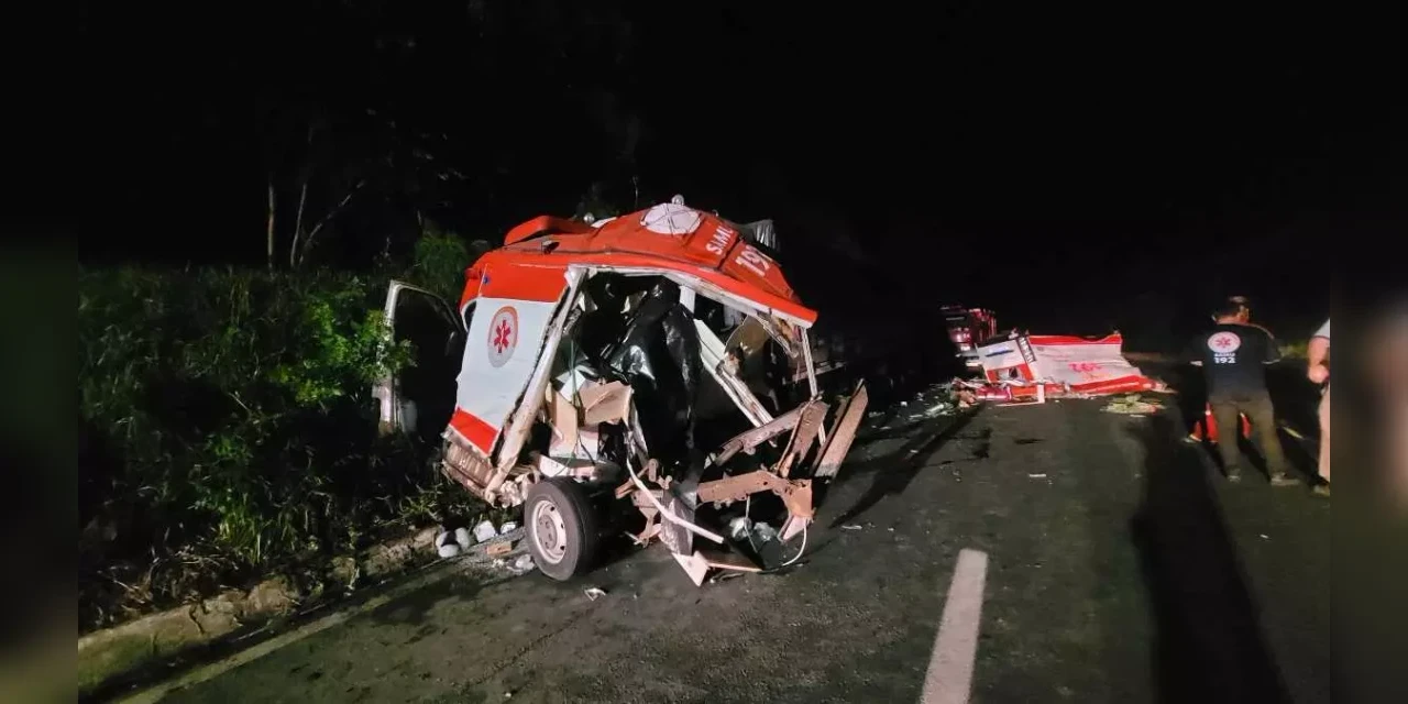 Grave acidente com ambulância do Samu deixa quatro pessoas mortas em rodovia da região