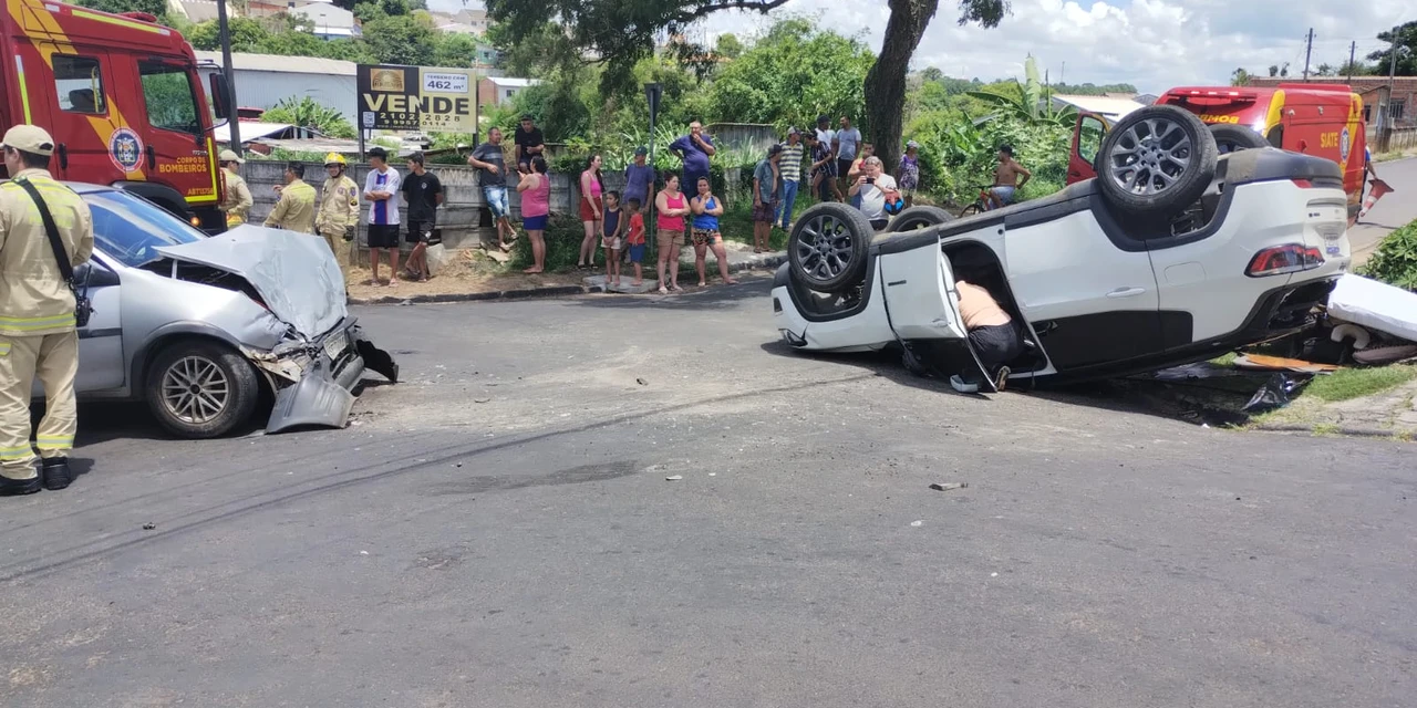 Colisão seguida de capotamento deixa três pessoas feridas em PG