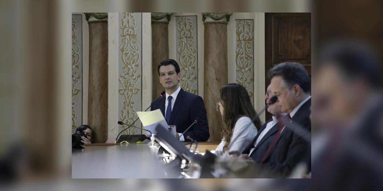 Em discurso de posse, Eduardo Pimentel decreta: "Meu compromisso com a cidade e os curitibanos é definitivo: avançar com responsabilidade e inovação"