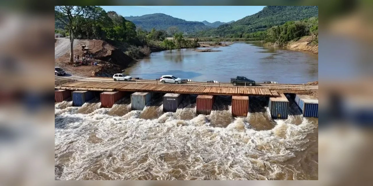 Ponte provisória feita de contêineres após enchente é levada por correnteza no RS