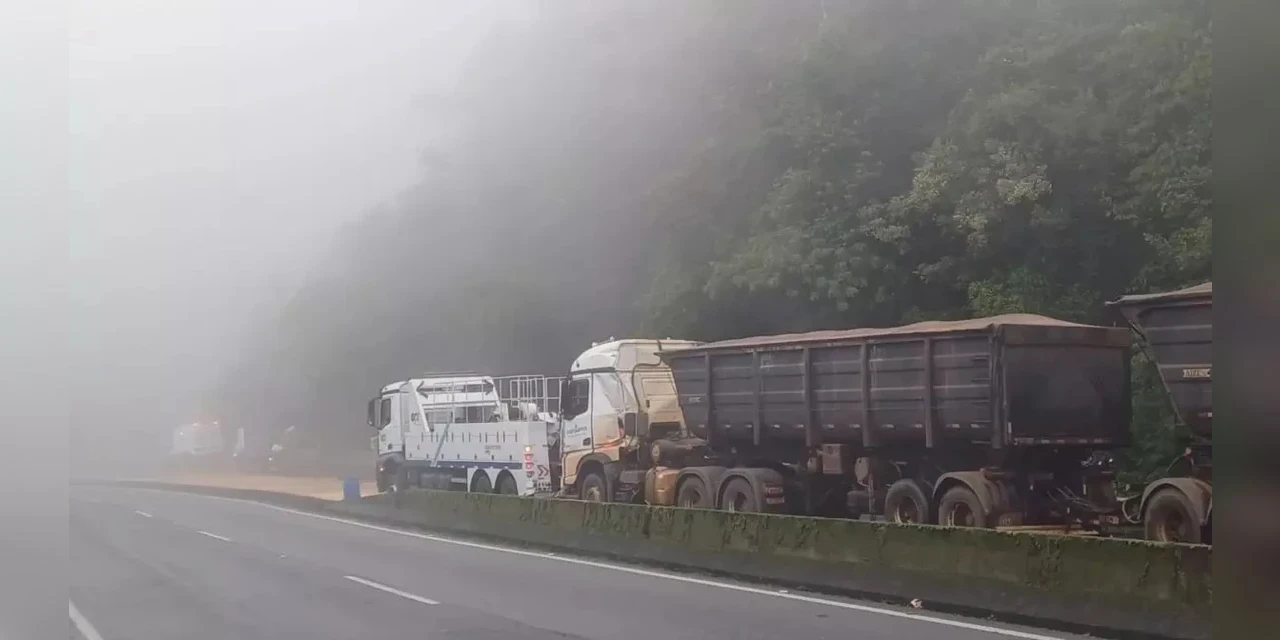 Acidente com carreta interdita BR-277, na região da Serra do Mar