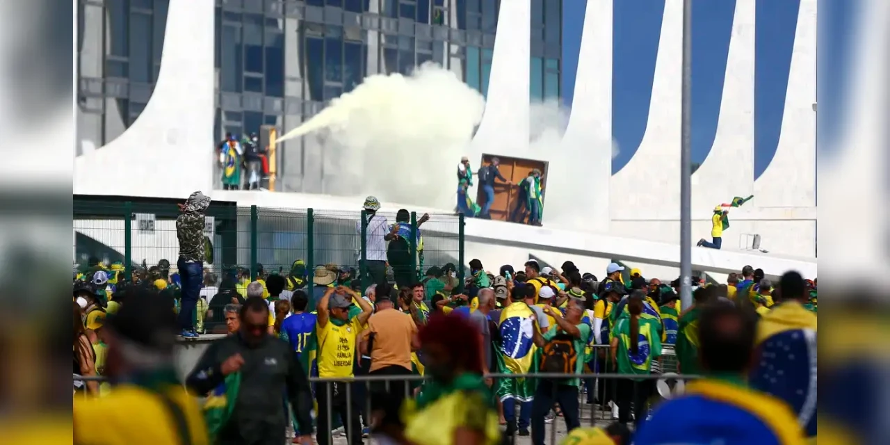 Após 2 anos dos ataques de 8/1, STF condenou 371; 122 estão foragidos