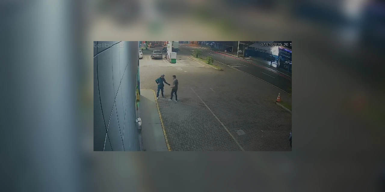 Câmera de segurança flagra roubo de veículo em posto de combustível em PG; veja o vídeo