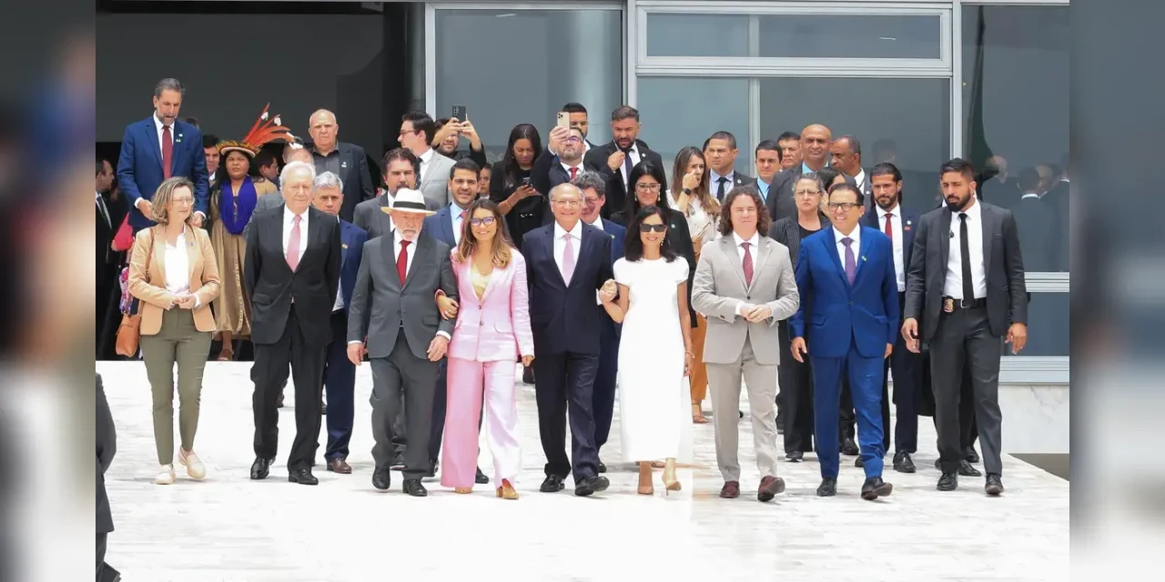 Lula: "Democracia venceu e ainda estamos aqui"