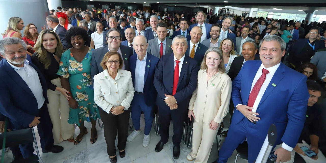 Gleisi participa de ato em defesa da democracia e diz que é fundamental que responsáveis pelo 8/1 sejam devidamente punidos