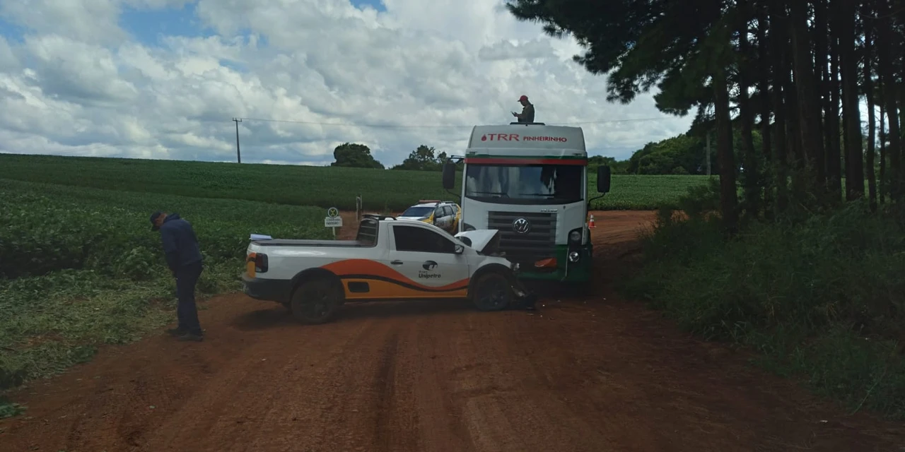 Motorista de Saveiro fica ferido em colisão frontal na PR-456
