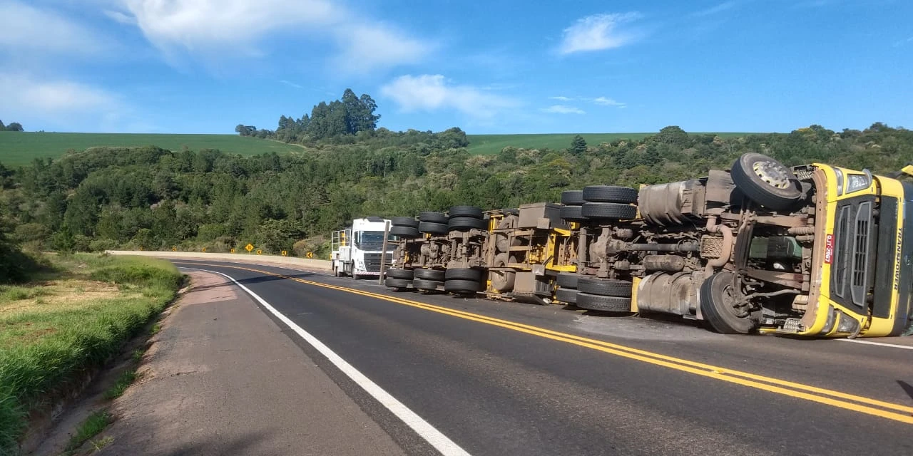Caminhão tomba na PR-151 e motorista fica gravemente ferido
