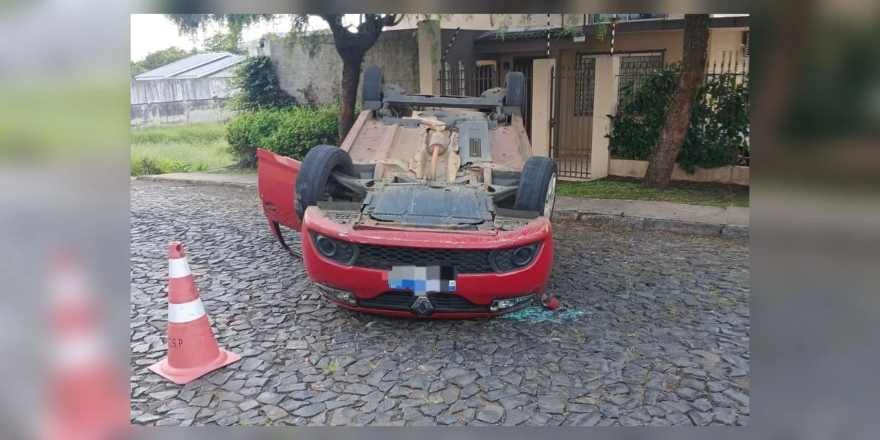 Veículo capota após colisão no Jardim Carvalho