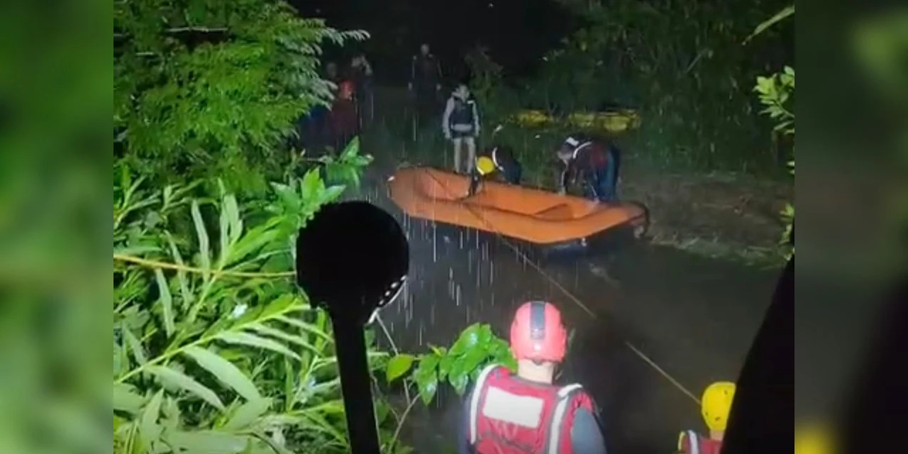 Bombeiros salvam 10 pessoas ilhadas em rio no Paraná após cabeça d’água