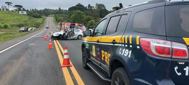 Uma pessoa morre e quatro ficam feridas em acidente envolvendo três veículos na BR-277