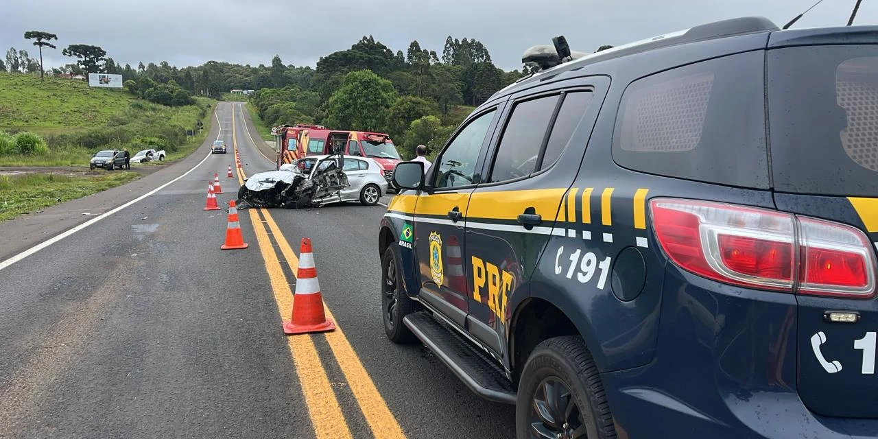Uma pessoa morre e quatro ficam feridas em acidente envolvendo três veículos na BR-277