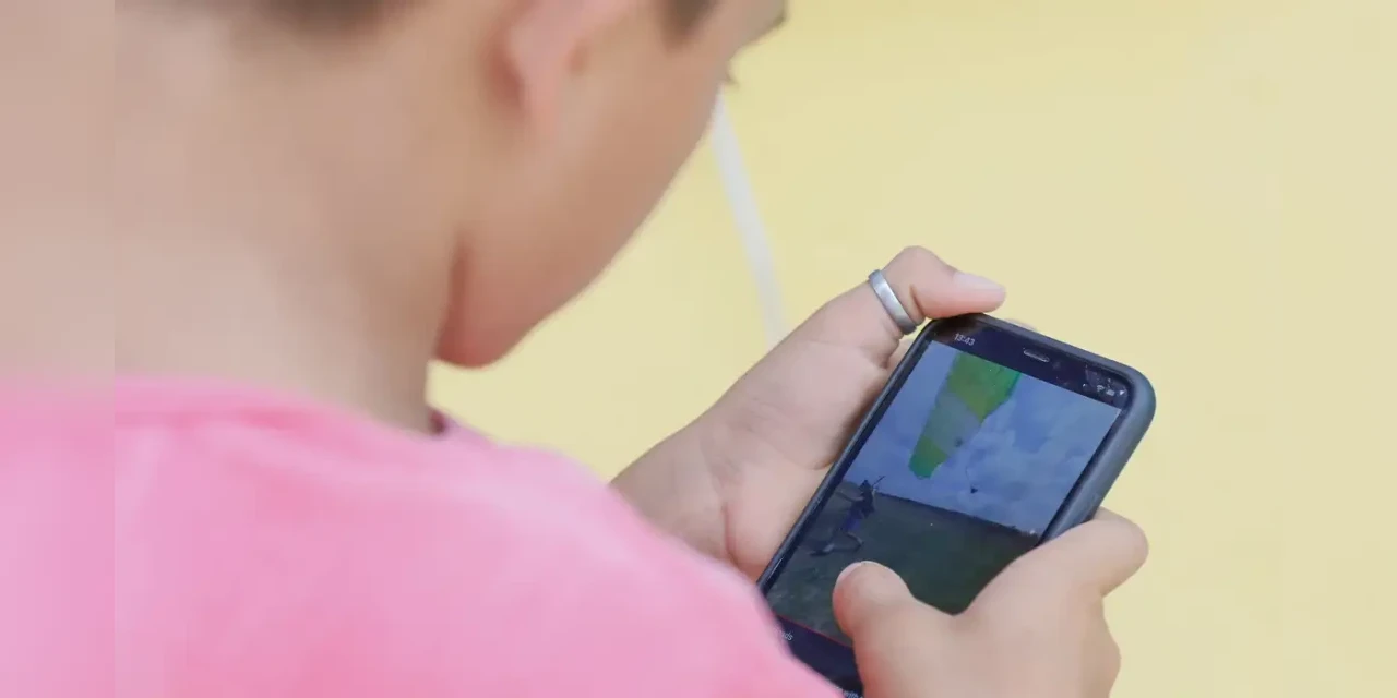 Lula sanciona projeto que limita uso de celulares nas escolas