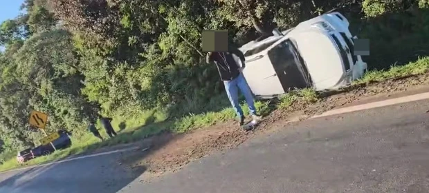 Engavetamento entre seis veículos interdita BR-277 no Paraná