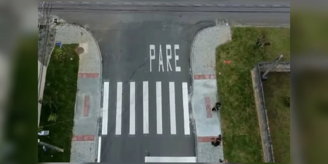 Cidade da RMC pinta 'pare' errado em rua e gera confusão