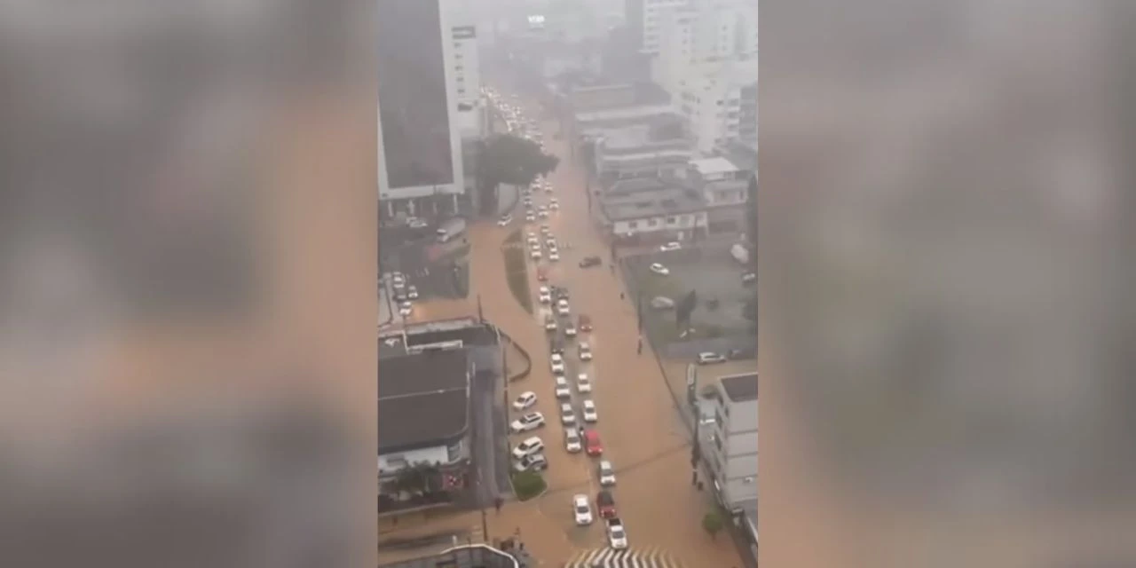 Vídeo: Chuva torrencial causa alagamentos em Balneário Camboriú