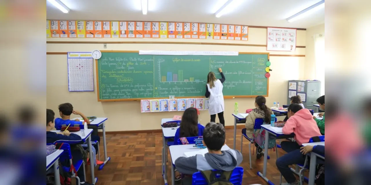 Professores de PG recebem reajuste salarial para 2025; saiba quanto