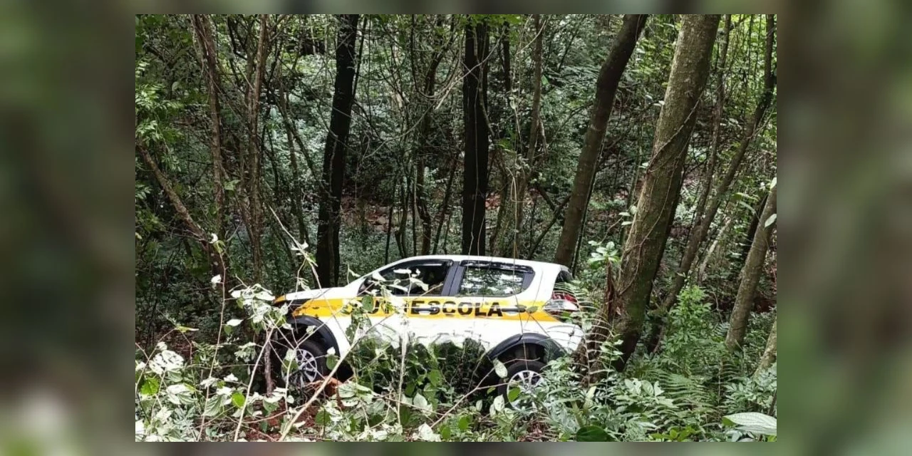 Homem rouba veículo de autoescola durante aula e foge em PG