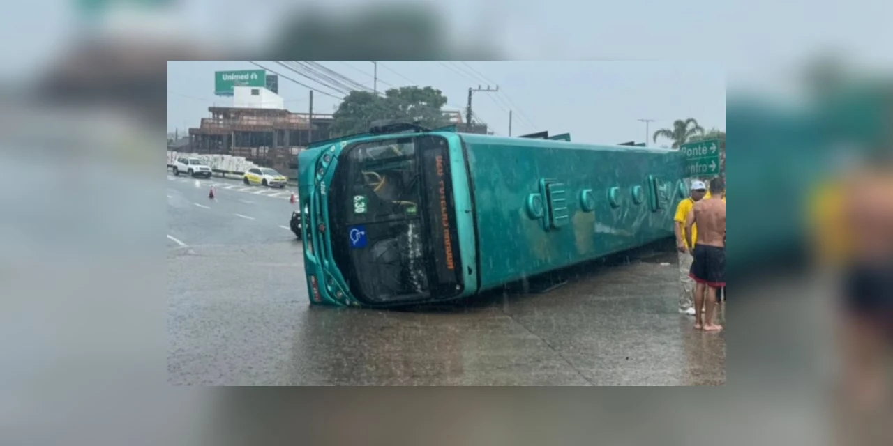 Água tomba ônibus com 15 pessoas em SC; veja o vídeo