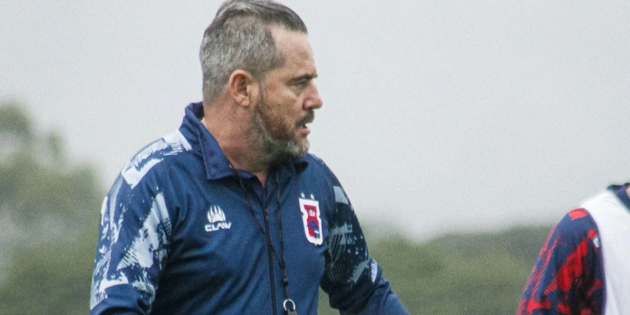 Técnico do Paraná Clube critica arbitragem após empate contra o Operário